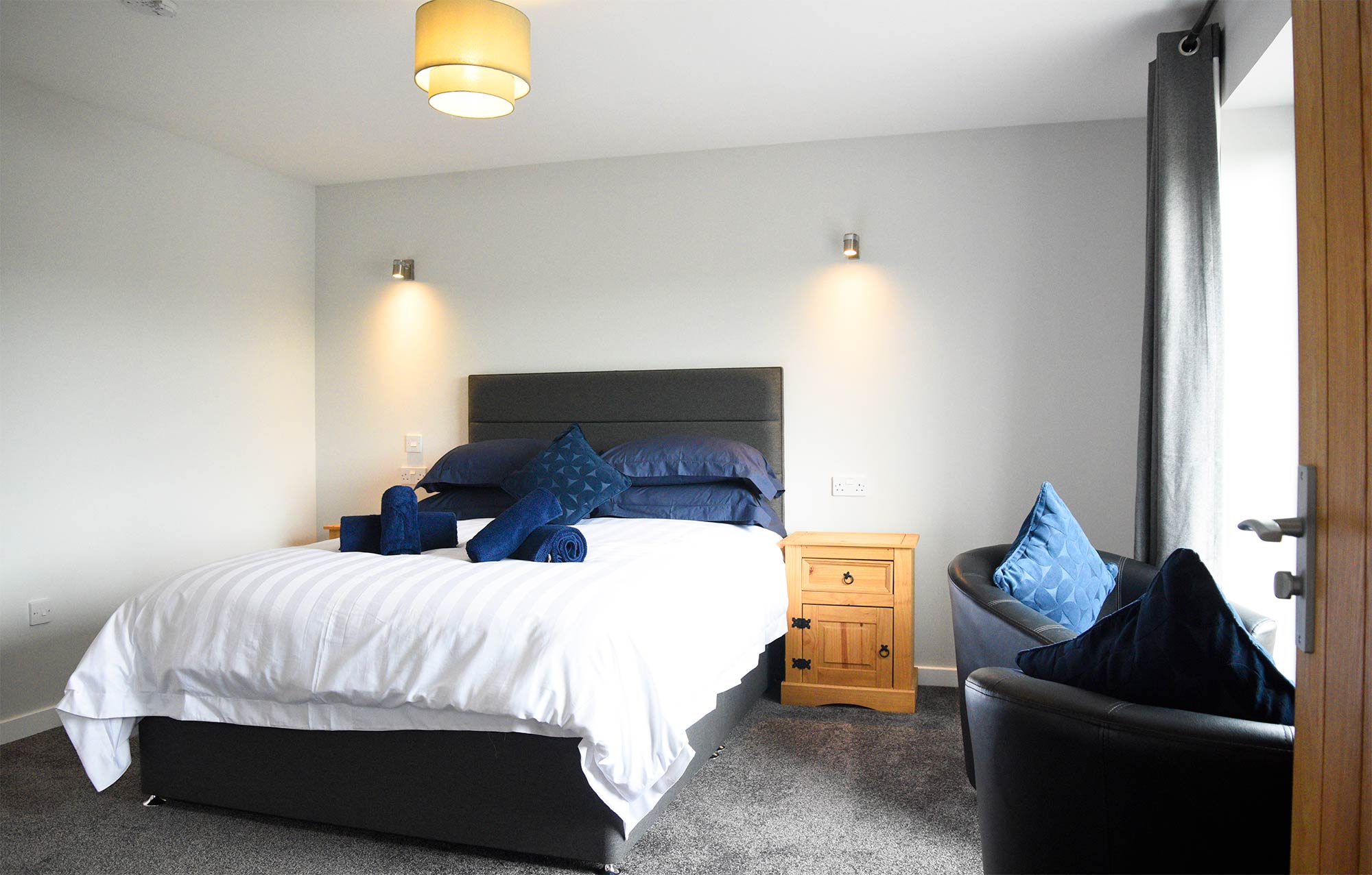 Spacious King Size Double Room with Sea View En suite with Free WIFI Treaslane Bridge House